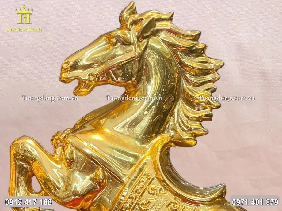 Miệng ngựa mở to, hí vang để báo tin vui